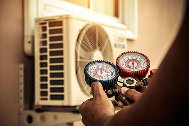 Professional Hvac technician working in Delaware, AR